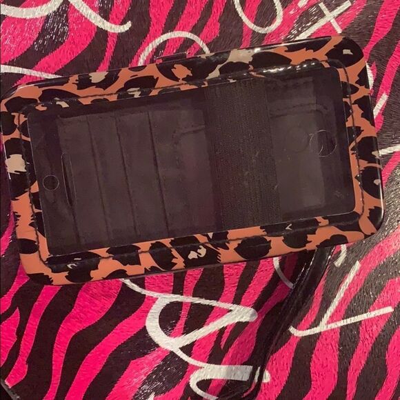 LeopardĀ printedĀ wristletsāā - Picture 3 of 4